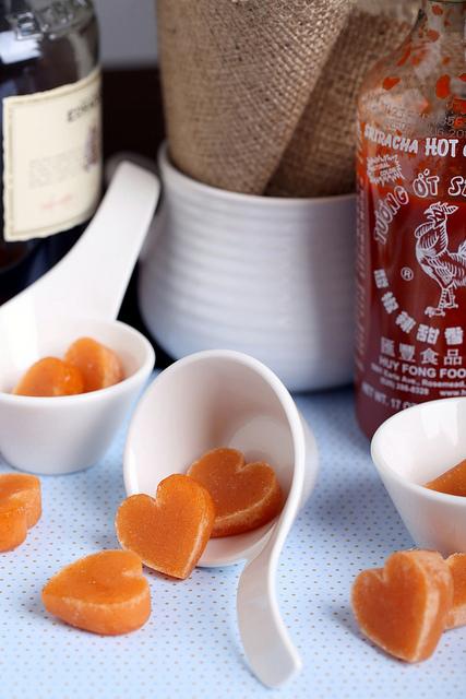 Comment faire : Faire des bonbons Whiskey Sriracha à la maison