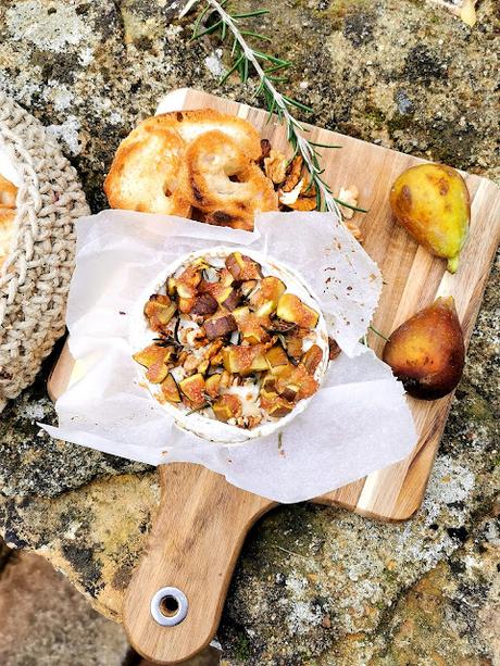Camembert rôti aux figues & aux noix