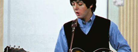 Paul McCartney en train de jouer de la guitare lors des sessions de Rubber Soul des beatles