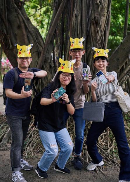 Zhi Shao Lau, Yi Xuan Lin, Kevin Tien et Joanne Luo montrent leurs prises de Pokémon.