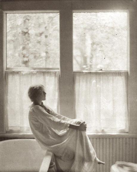 Clarence H. White (1871 - 1925), Morning the bathroom, 1906.