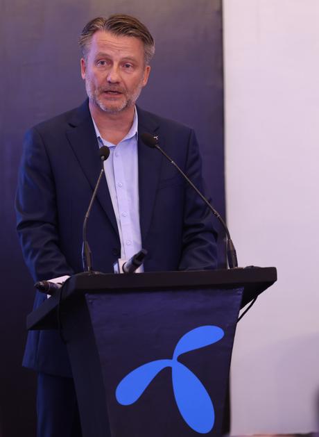 Le directeur de Telenor Asia, Jorgen C Arentz Rostrup, prend la parole lors du dévoilement du rapport 
