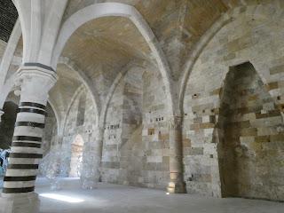 Dans le fort de Syracuse, il y a trois visages et une ballerine fantôme Dans le fort de Syracuse, il y a trois visages et une ballerine fantôme