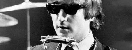 Le 1er instrument de musique dont John Lennon a aimé jouer était l’harmonica Le 1er instrument de musique dont John Lennon a aimé jouer était l'harmonica