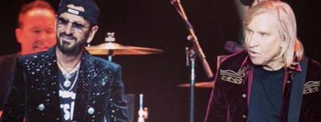 Le beau-frère de Ringo Starr, Joe Walsh, a plaisanté sur l’odeur du batteur. Le beau-frère de Ringo Starr, Joe Walsh, a plaisanté sur l'odeur du batteur.