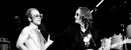 Elton John révèle la performance qui a rendu John Lennon “physiquement malade”.