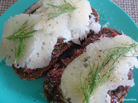 Tartine au pistou de figues, sardines marinées, Manchego et fenouil