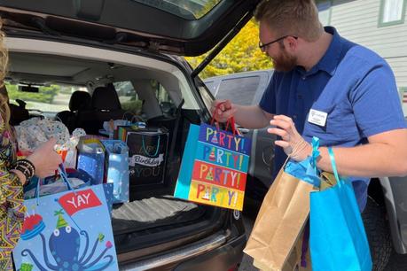 CSS fait don de fêtes d’anniversaire dans un sac à ceux qui en ont besoin Sacs d'anniversaire CSS