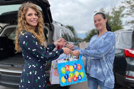 CSS fait don de fêtes d’anniversaire dans un sac à ceux qui en ont besoin Les sacs d'anniversaire de l'école de Colorado Springs