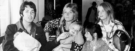 Paul McCartney explique ce que c’était d’emmener ses enfants en tournée : ” C’étaient des enfants de la communauté hippie “.