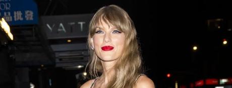 Taylor Swift prolonge son doublé dans les hit-parades britanniques et surpasse les Beatles avec ” Revolver “.