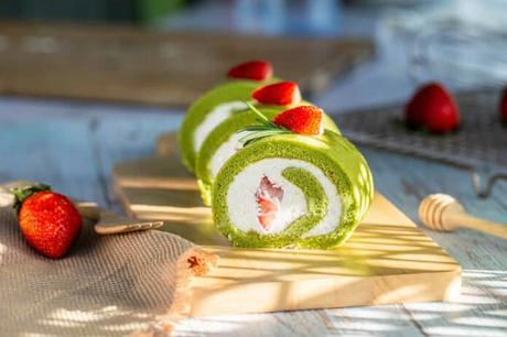 Gâteau roulé au matcha : savoureux et absolument délicieux.