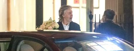 Sir Paul McCartney sort gentiment pour acheter un somptueux bouquet de roses à sa femme Nancy Shevell.