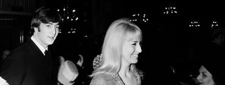 John Lennon a eu le choc des étoiles lors d’une soirée, alors qu’il était “la personne la plus célèbre de la pièce”. John Lennon a eu le choc des étoiles lors d’une soirée, alors qu’il était “la personne la plus célèbre de la pièce”.