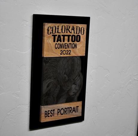 Le tatoueur de réalisme Elias Ramirez, Jr. a remporté la première place à la Colorado Tattoo Convention and Expo 2022 La plaque qu'Elias Ramirez Jr., propriétaire de Just My Imagination Tattoo Studio LLC., a remportée lors de la Colorado Tattoo Convention de 2022 à Denver est accrochée au mur de sa boutique de Garden City. (Tamara Markard/journaliste)