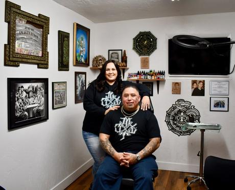 Le tatoueur de réalisme Elias Ramirez, Jr. a remporté la première place à la Colorado Tattoo Convention and Expo 2022 L'équipe mari et femme, Elias Ramirez Jr., assis, et Monique Ramirez, debout, copropriétaire de Just My Imagination Tattoo LLC à Garden City. (Tamara Markard/journaliste)
