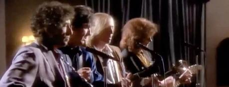 George Harrison a failli gâcher la surprise des Traveling Wilburys quelques mois avant qu'ils n'enregistrent leurs premiers concerts.