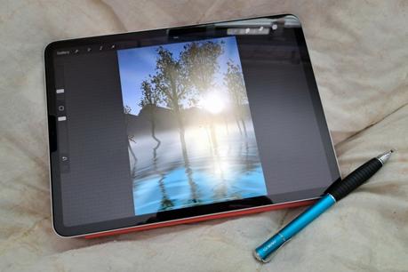 Un iPad montre des œuvres d'art réalisées avec Procreate et un stylet Meko.