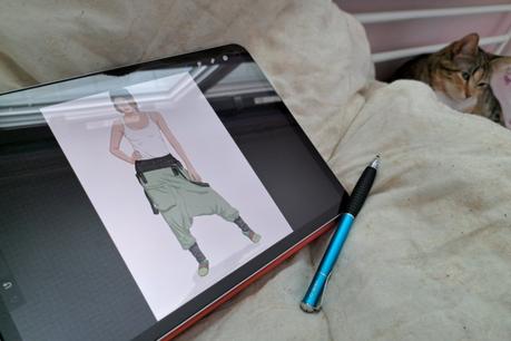 Un personnage est dessiné sur un iPad à l'aide de Procreate.