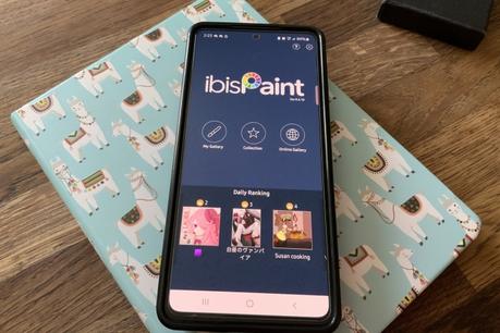 Un téléphone affiche le programme artistique IbisPaint à l'écran.