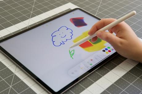 Dessiner avec l'Apple Pencil sur l'iPad Pro (2022).