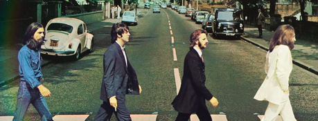 Les Beatles en train de traverser le passage de Abbey Road