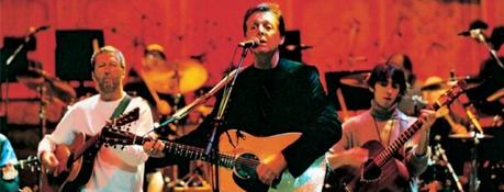 Le film hommage à George Harrison, “Concert for George”, revient dans les salles de cinéma.