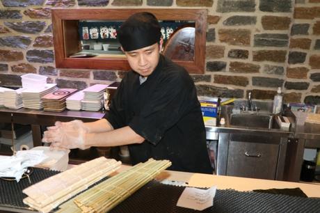 Steven Chen, de Kennett Square, prépare à manger chez GuGu ce...