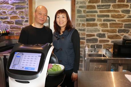 Tony Liu et Suki Liu ont ouvert GuGu Asian Table l'automne dernier au 938 E, Baltimore Pike, juste avant Longwood Gardens, sur la route 1 dans le canton d'East Marlborough.  Le couple possède également Lily Asian Cuisine au 104 W. State St. à Kennett Square.  (JEN SAMUEL - NOUVELLES LOCALES QUOTIDIENNES)