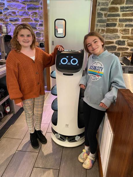 Sky et Taylor Christian, qui dînent souvent au GuGu, apprécient la compagnie de Bella, le robot.  (PHOTO DE COURTOISIE)