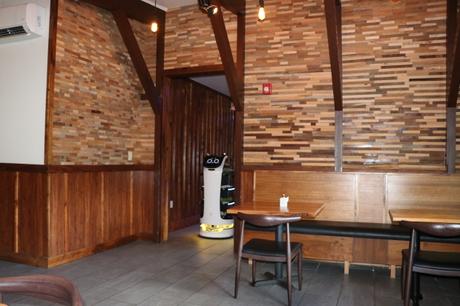 Bella entre dans la pièce.  (JEN SAMUEL - NOUVELLES LOCALES QUOTIDIENNES)