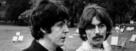 Paul McCartney a déclaré qu'il parlait à George Harrison par l'intermédiaire d'un grand sapin que lui avait offert le regretté Beatle.