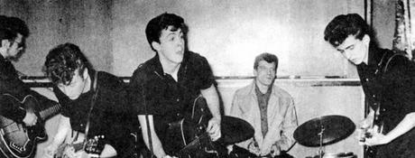 Les Beatles : Paul McCartney raconte sa première rencontre avec John Lennon en chantant un tube d'Elvis Presley.