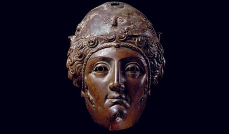 Masque de parade en bronze peut-être porté par des hommes soldats représentant les Amazones.  Nola, Italie, IIe siècle.