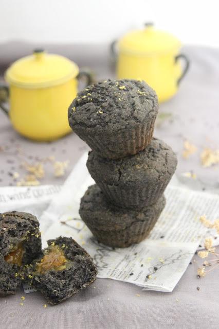 Cuillère et saladier : Muffins au sésame noir coeur citron vegan