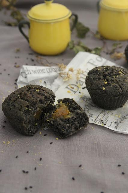 Cuillère et saladier : Muffins au sésame noir coeur citron vegan