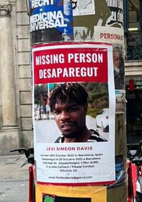 Des affiches manquantes ont été placardées dans tout Barcelone dans le but de retrouver Levi Davis