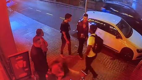 MailOnline a obtenu des images de vidéosurveillance montrant la star du rugby Levi Davis quittant le Old Irish Pub dans la rue animée de La Rambla le 29 octobre à 22h05.