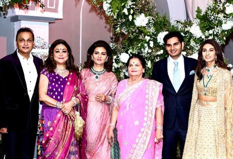 Tina Ambani publie un portrait de famille pour souhaiter à son neveu, Arjun Kothari, le jour de son 3e anniversaire de mariage