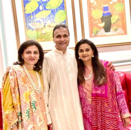 Tina Ambani publie un portrait de famille pour souhaiter à son neveu, Arjun Kothari, le jour de son 3e anniversaire de mariage