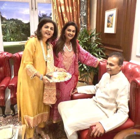 Tina Ambani publie un portrait de famille pour souhaiter à son neveu, Arjun Kothari, le jour de son 3e anniversaire de mariage