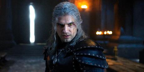 Geralt avec des blessures au visage et des yeux brillants à l'air féroce dans The Witcher.