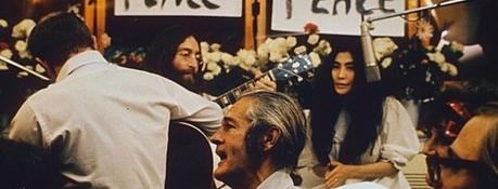 L’histoire de la façon dont Petula Clark s’est retrouvée à chanter par erreur sur la chanson de John Lennon “Give Peace a Chance”.