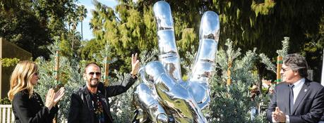 Ringo Starr vend des statues de son geste caractéristique “peace and love” pour une œuvre de charité