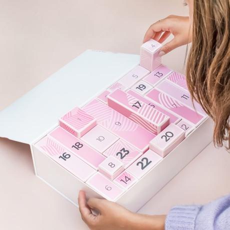 Pour attendre Noël en beauté, on choisit son Calendrier de l’Avent Le calendrier tout rose Mademoiselle bio apporte ses surprises certifiées bio.