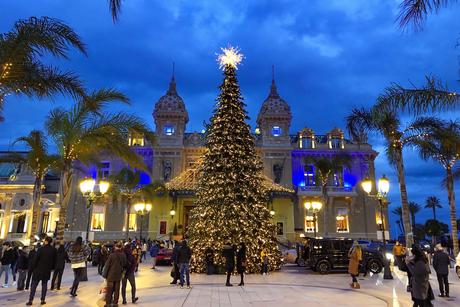 Le sapin de Noël à Monte-Carlo © Pierrette13 - licence [CC BY-SA 4.0] de Wikimedia Commons