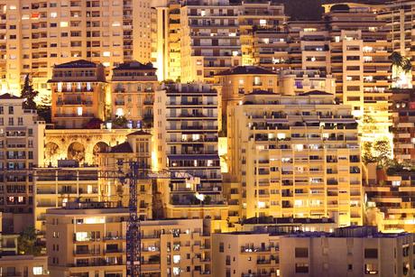 Vue de nuit de Monaco. Photo : lightpoet via Envato Elements