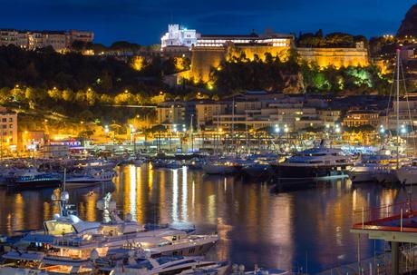 Port Hercule et le Rocher de Monaco de nuit. Photo : @SteveAllenPhoto via Twenty20