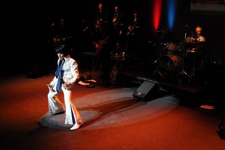 Déhanché imité mais jamais égalé et costumes rentrés dans la légende : 
tout l’univers d’Elvis Presley sur scène.

