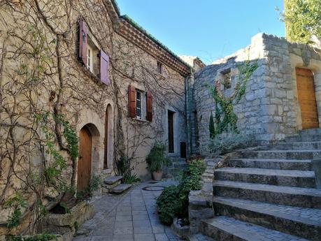 Que faire autour de Montpellier sans voiture : le village médiéval Les Matelles